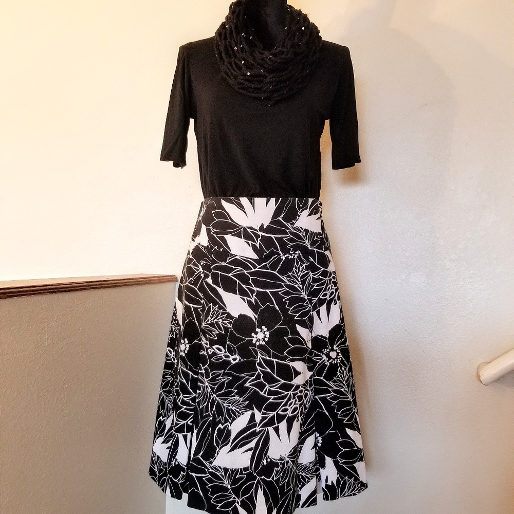 EAST 5th Black and White East 5th skirt!!  Size 8 - Picture 2 of 8
